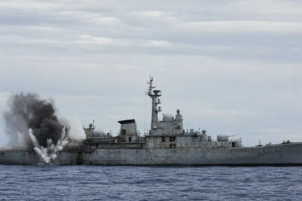 Transatlantic Firepower: US and UK Sink Decommissioned Frigate in SM-6 Live-Fire Test