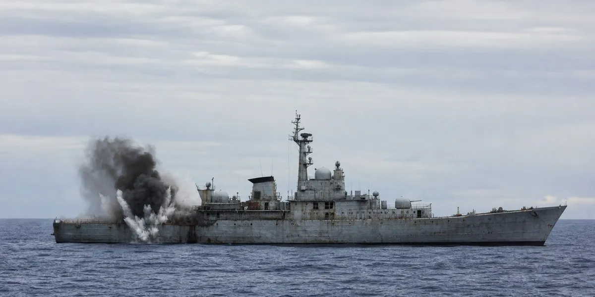 Transatlantic Firepower: US and UK Sink Decommissioned Frigate in SM-6 Live-Fire Test