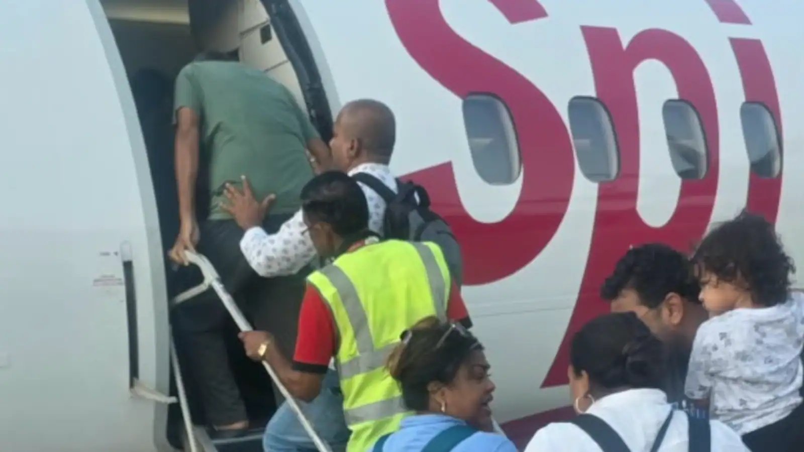 Turbulence in the Cabin: Passengers Fume Over Sweltering SpiceJet Flight as Airline Deflects Blame