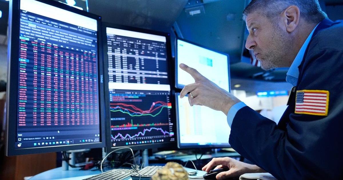 Wall Street Stays the Course as US Indexes Defy Morning Volatility
