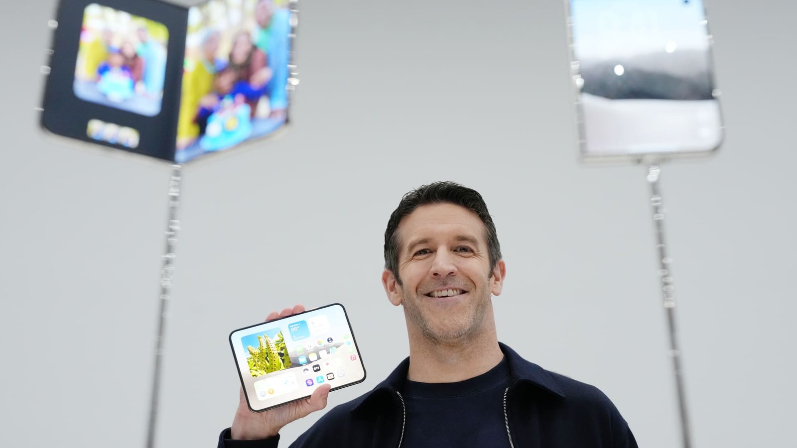 iPhone’s Flexibility Meets Bond Market Rigidity: A Wall Street Stress Test