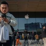 Beijing Scalpers Pounce as Apple’s iPhone Duo Sparks Frenzy in China