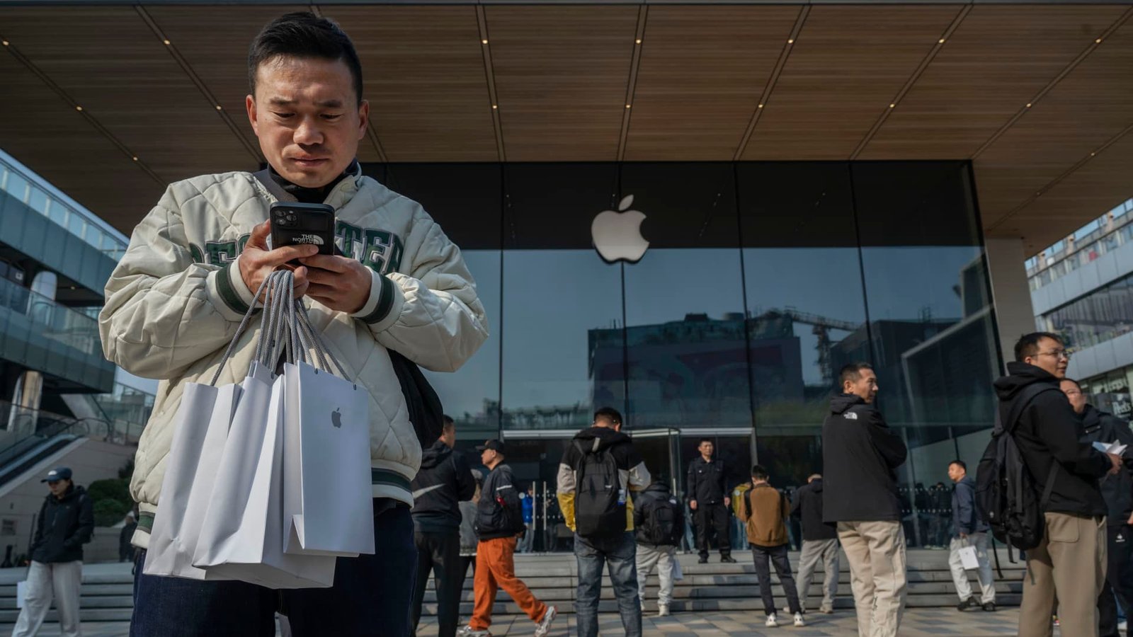 Beijing Scalpers Pounce as Apple’s iPhone Duo Sparks Frenzy in China