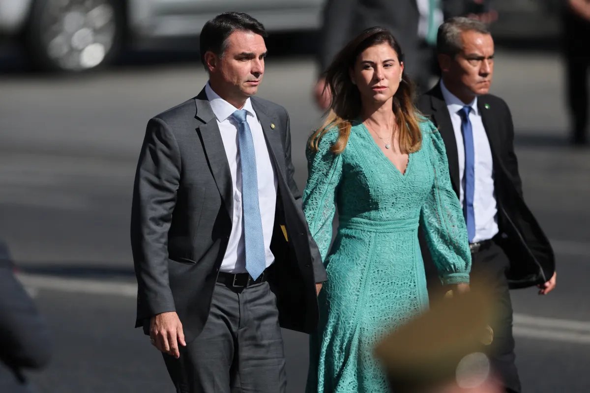 Bolsonaro’s Shadow Over Florida: Senator Flávio Reportedly Flees Amid Election Rigging Claims
