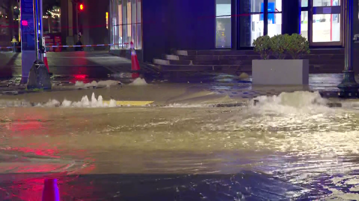 Boston’s Financial District Submerged as Massive Water Main Rupture Paralyzes City Streets