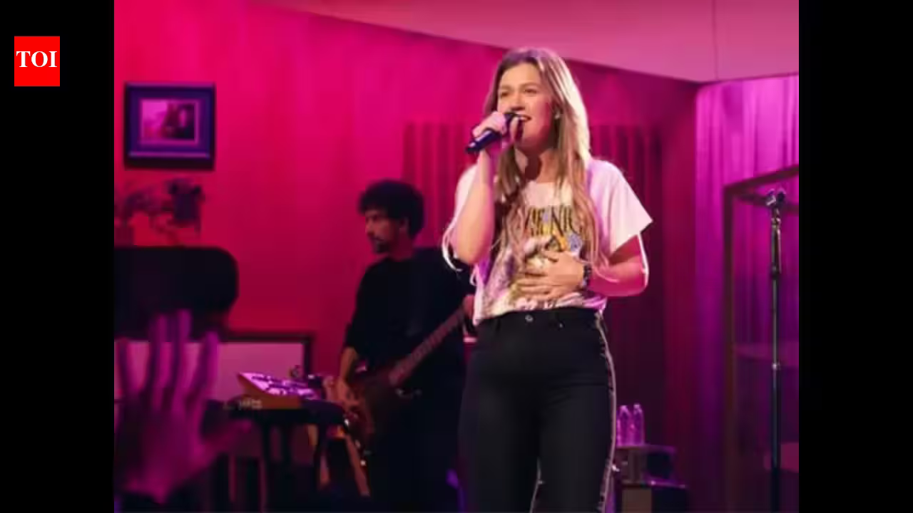 Caught on Camera: Watch Kelly Clarkson’s Surprising Brooklyn Store Interaction!