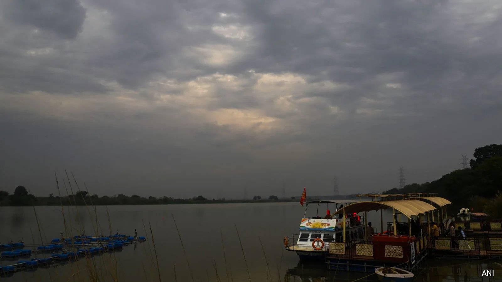 Delhi Shivers: Capital Records Coldest October Day in Four Years as Winter Tightens Grip