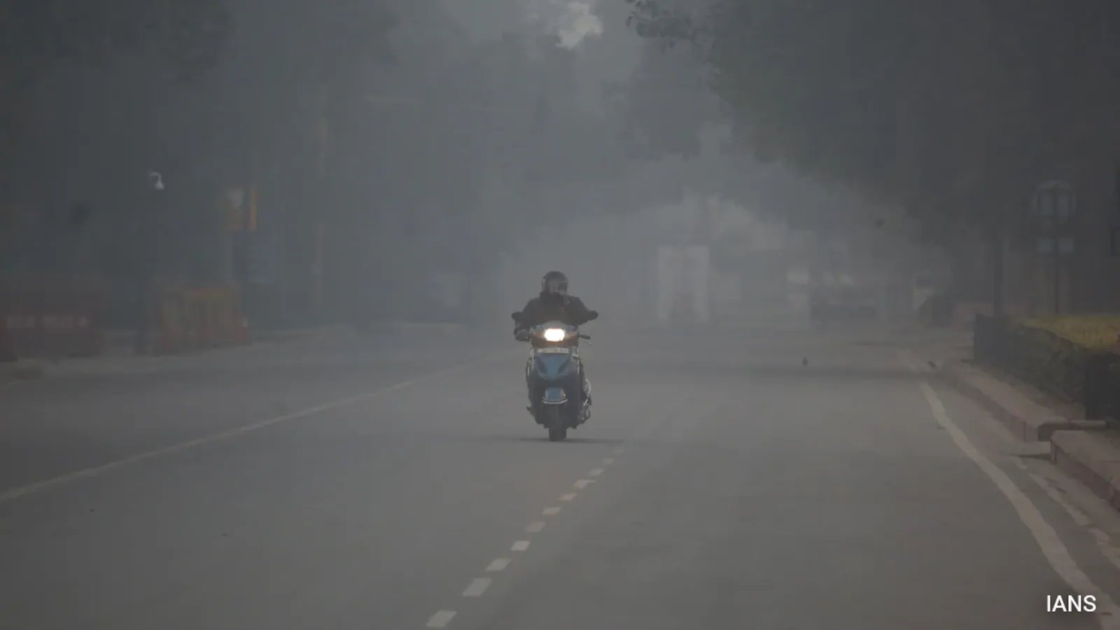 Delhi Shivers: Mercury Plummets to Month’s Lowest at 17 Degrees Celsius