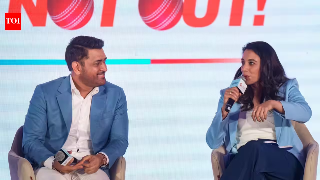 Dhoni’s Secret Text: The Special Message That Left Smriti Mandhana Stunned After World Cup Glory