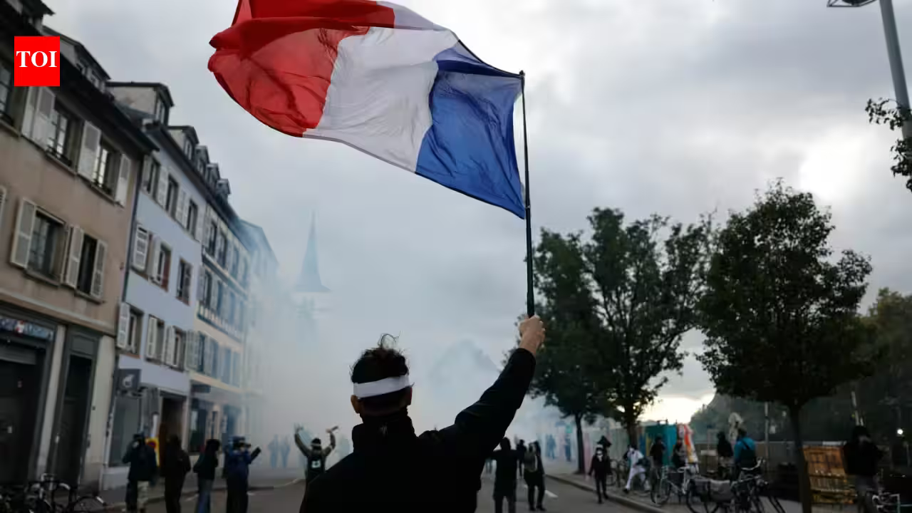 France’s Fiscal Tightrope: Stagnant Growth Collides with Record Debt Mountain