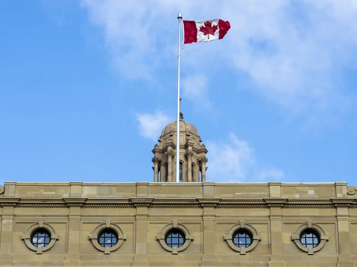 Gale Force Warning: Environment Canada Tracks 100 km/h Destructive Winds