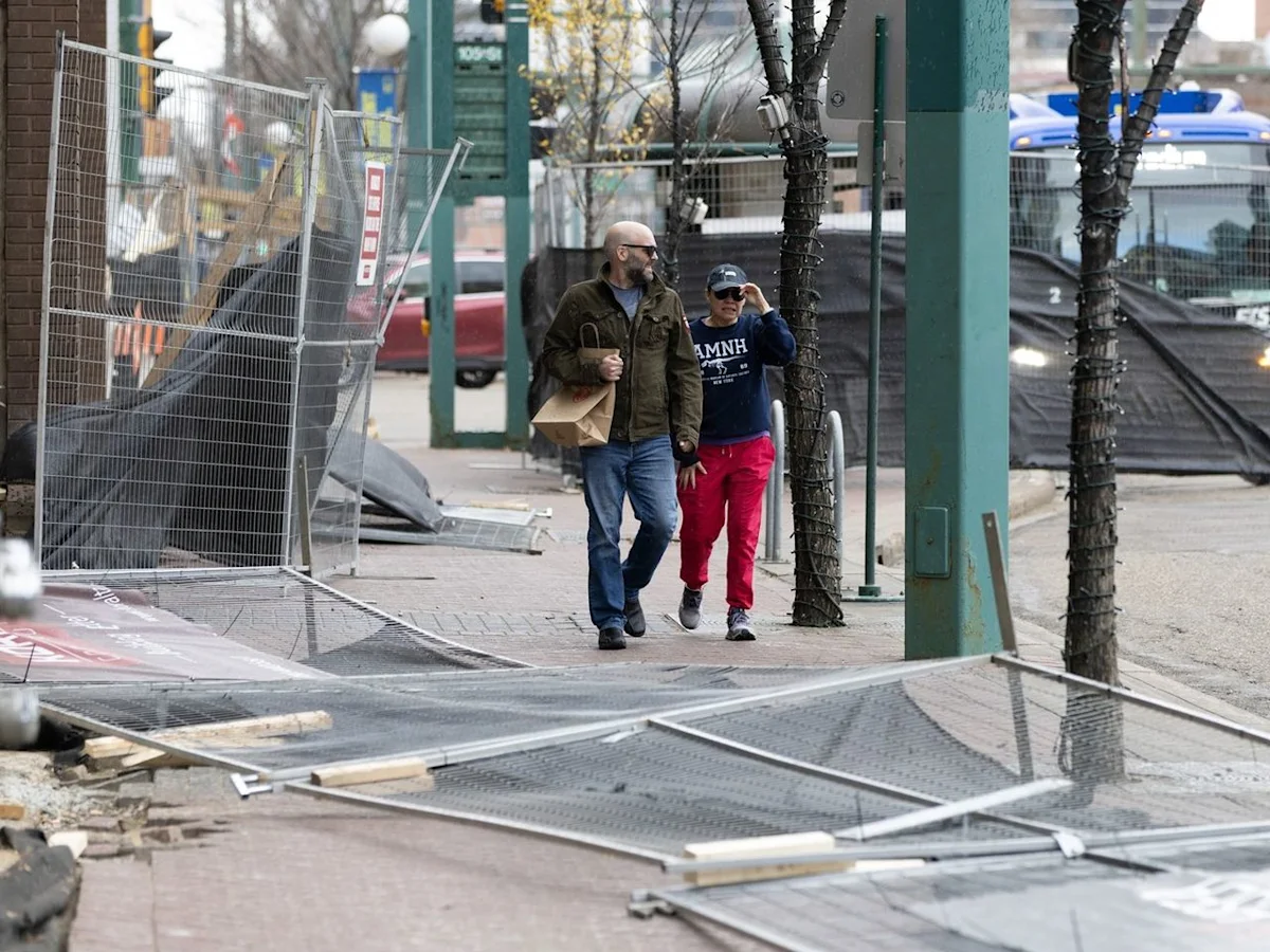 Gale Force Warning: Environment Canada Tracks Violent 100 km/h Gusts Set to Hammer Region