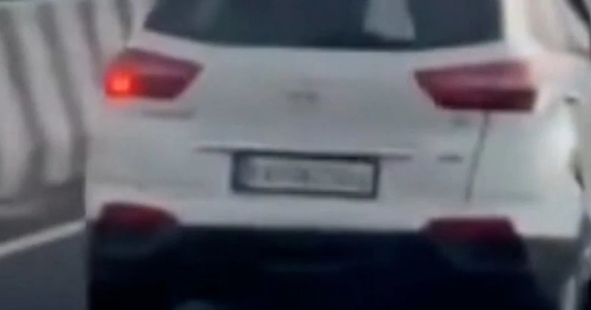 High-Speed Hazard: Indian Officer’s Perilous Ride on Hood of Fleeing Car