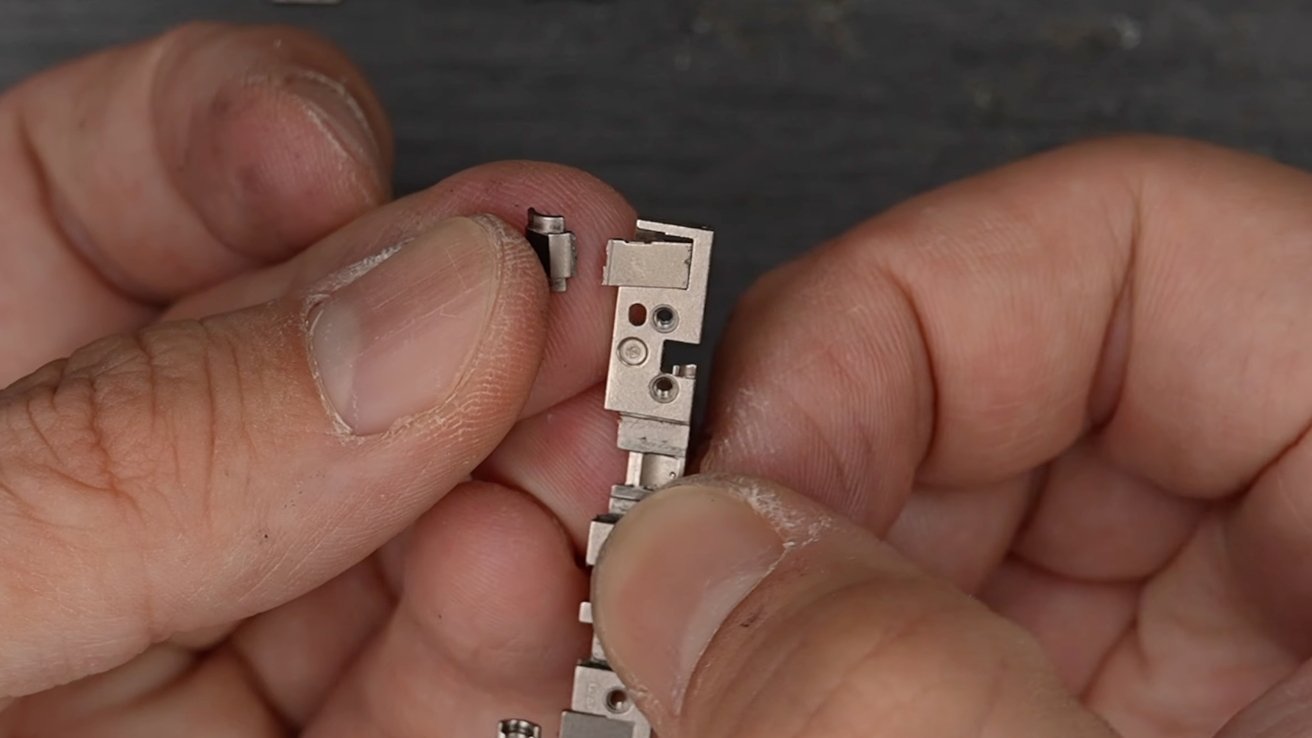 Hinge Hang-Up: Design Flaw Suspected in iPhone Duo Screen Shatters