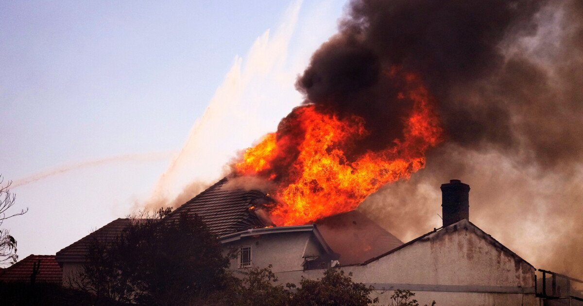 Inferno at the Edge: California’s Coastline Consumed by Gale-Driven Flames