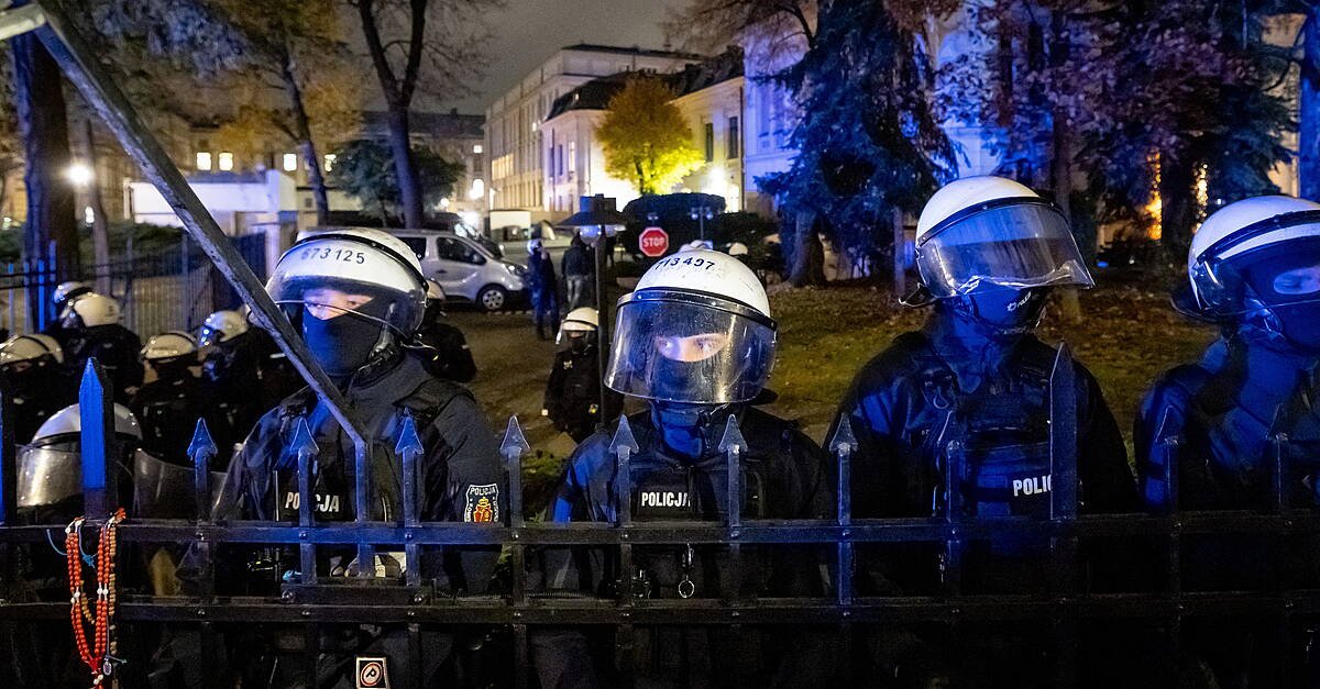 Judicial Siege: Riot Police Storm Poland’s High Court Following Judge’s Ouster