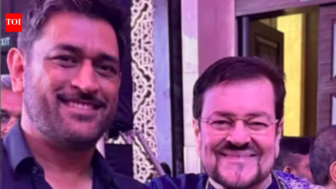 MS Dhoni Channels His Inner Kishore Kumar: Cricket Legend Sings 'Main Pal Do Pal' in Heartwarming Meet with Nitin Mukesh
