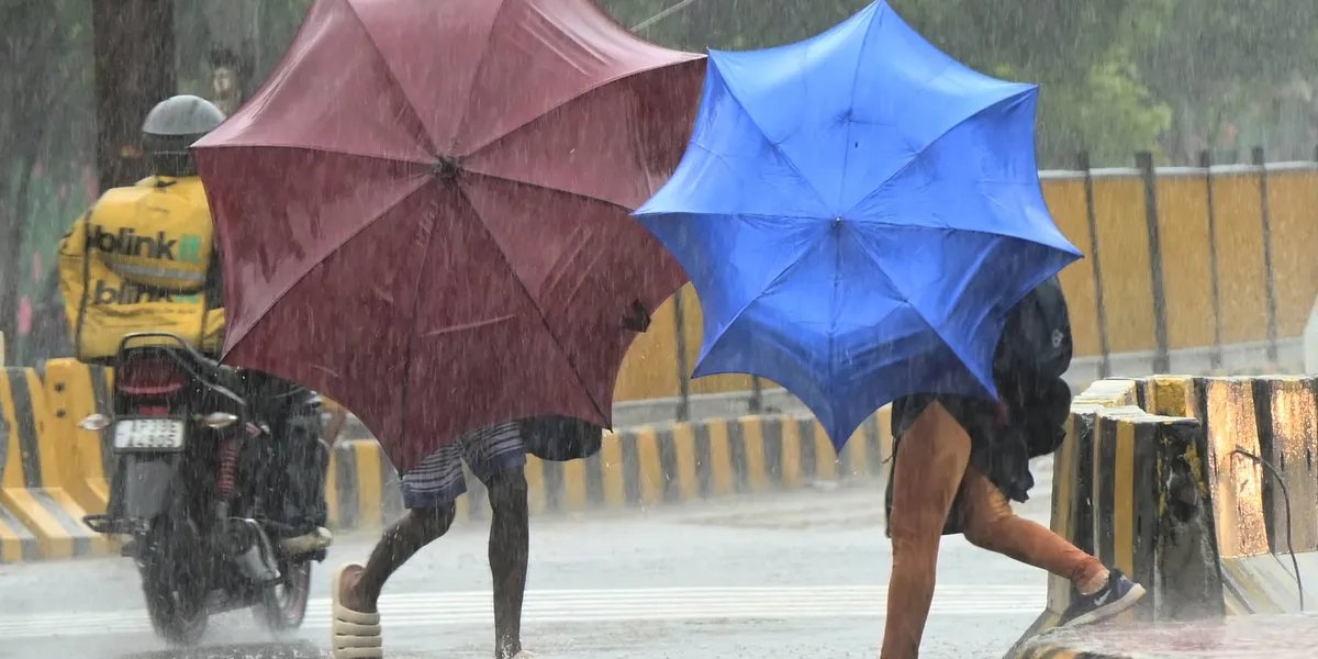 Mass Exodus as Cyclone Arnab Targets India’s Eastern Coast