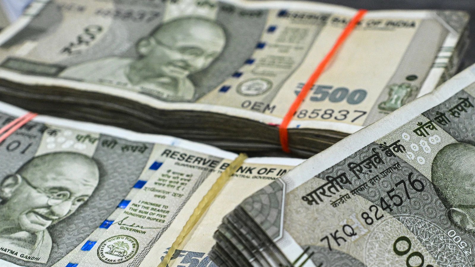 Rupee Rises to Asia’s Peak as RBI Tightens the Reins on Greenback