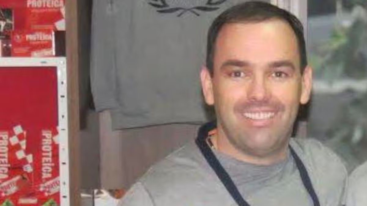 Shadows Converge: Kinahan Faces Court as Notorious Ex-Gangster Rallies Supporters Outside