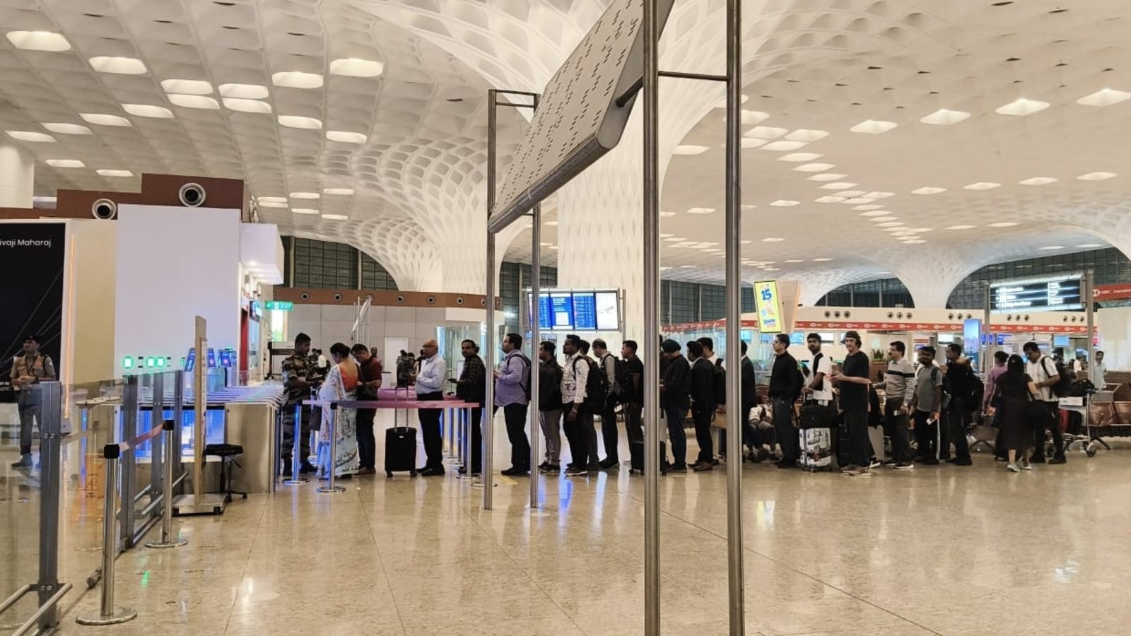 System Meltdown at Mumbai Airport: Air India and IndiGo Flights Grounded as Digital Chaos Unravels