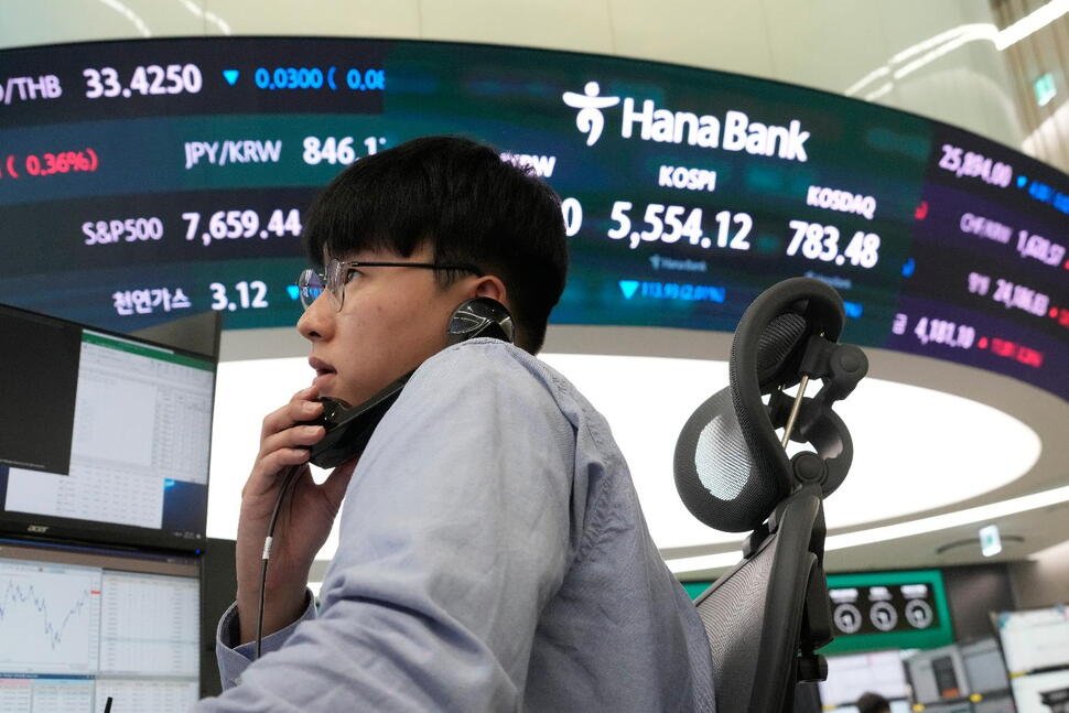 Tech Volatility Shadows Asian Markets as Oil Retreats on Trump’s Russia Waiver