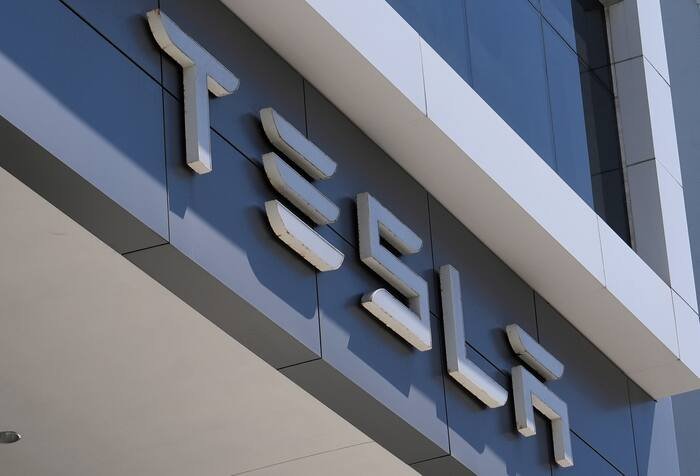 Tesla’s Q3 Slump Signals Pivot Toward Massive SpaceX Merger Integration