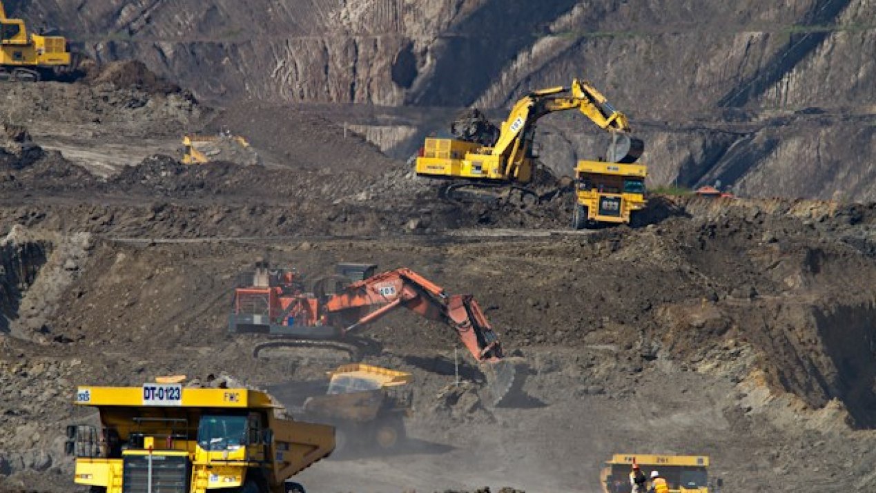 Thirsty Industry Turns the Tide: Mining Sector Slashes Water Use and Targets 44% Renewables