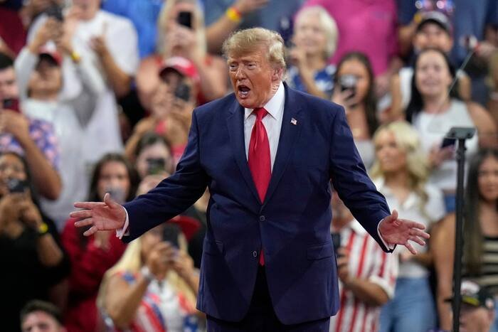 Trump Echoes Iran Strategy, Floats Military Option for Cuba at Florida Rally