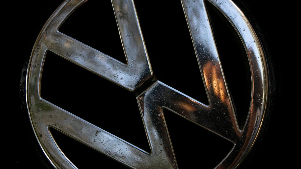VW Hits a Wall: China Sales Plunge Triggers 14.3% Global Delivery Collapse