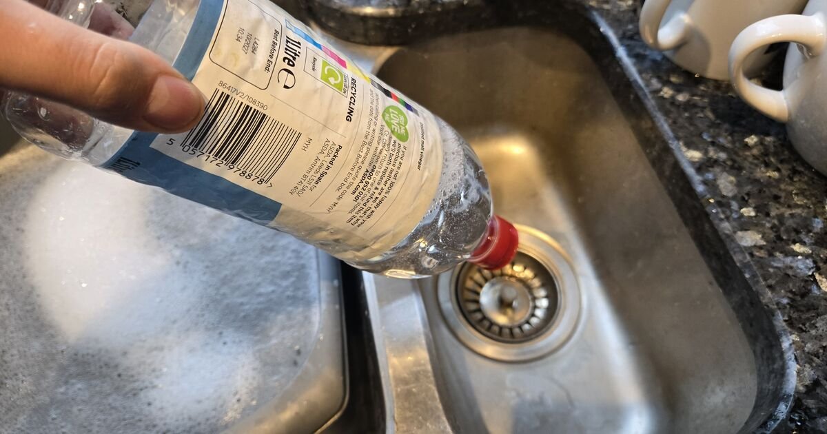 Why Your Saturday Morning Drain Routine Should Start With Vinegar