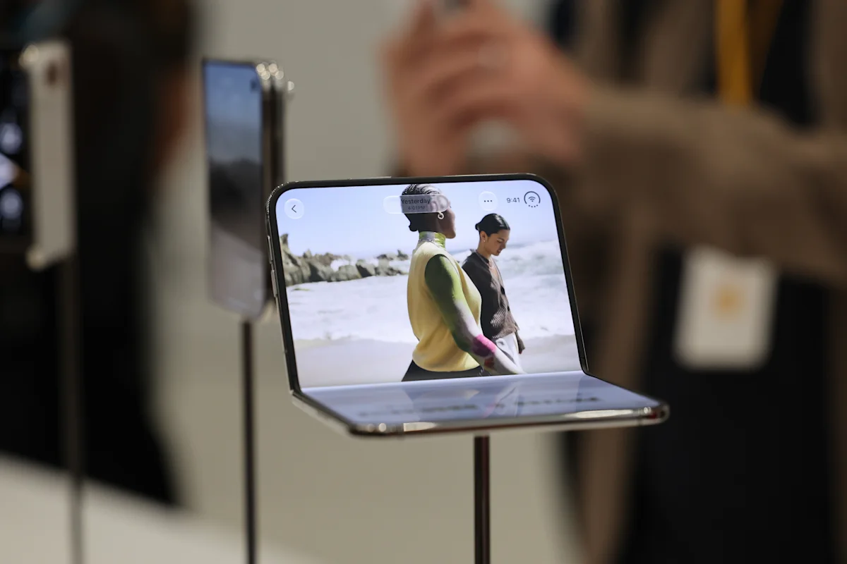 iPhone Duo Frenzy: Preorder Sell-Out Pushes Delivery Dates to January